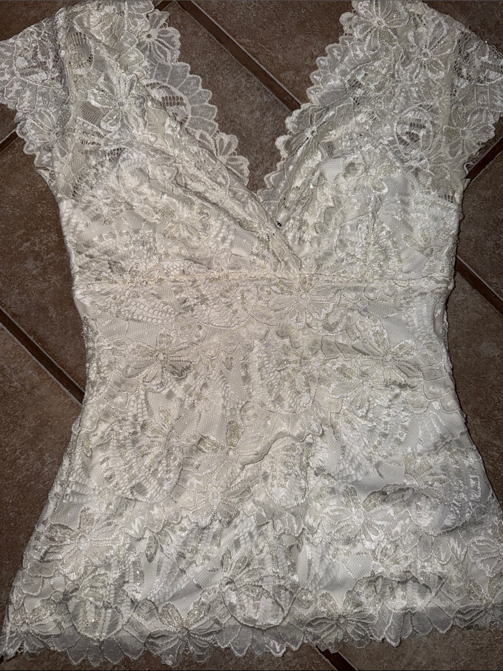 le chateau Ivory Lace V-Neck Short Sleeve Top
